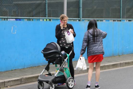 美丽的主妇们也来领营养早餐